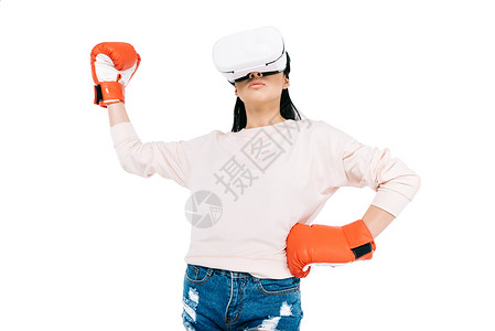 自信的年轻女在拳击手套和虚拟现实头盔中手握着腰图片