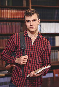 图书馆里年轻英俊的男学生图片