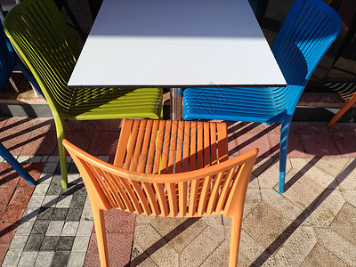 多色塑料桌和椅子开放中的餐厅家具最小成分淡度图片