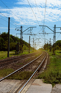 夏季农村地区铁路铁路和高图片