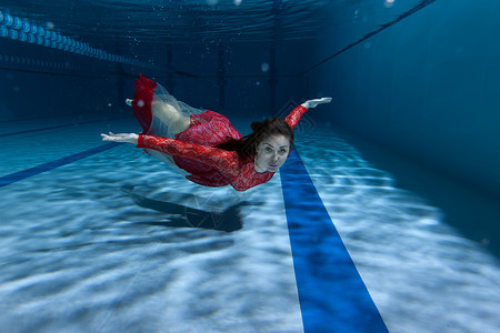 游泳池里的游泳者她在底部游泳图片