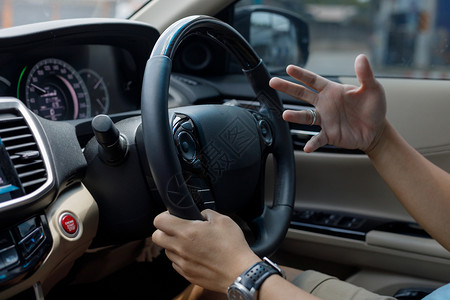 驾驶汽车的人开车旅行公路旅行手持控制图片