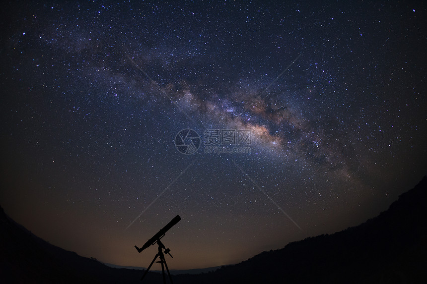 有银河系的望远镜有星的夜空长曝光图片