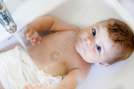 可爱的宝在洗水池洗澡图片