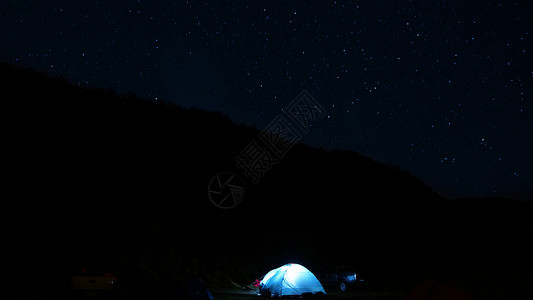 夜视月光明亮的露营帐篷位于有星图片