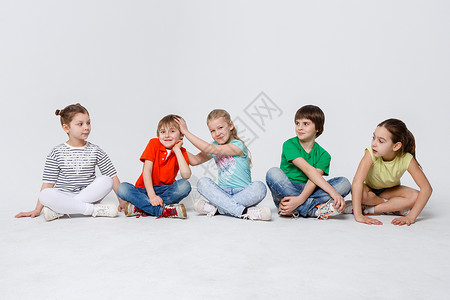 一群儿童坐在地板上图片