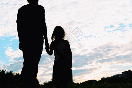父亲和女儿在日落的天图片