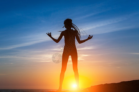 在令人惊叹的夕阳下海边弹图片