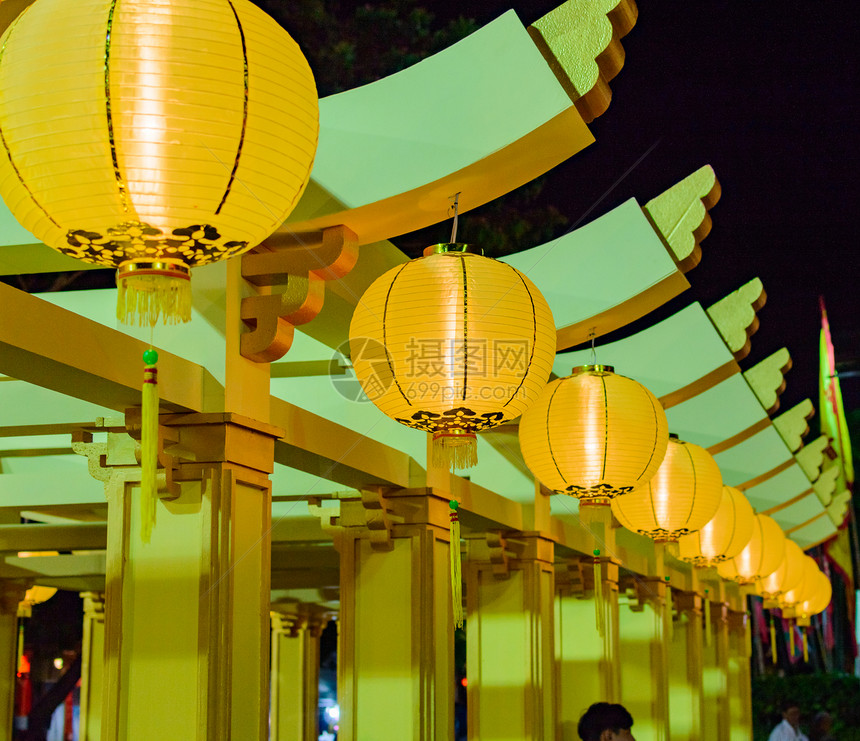 黄纸灯装饰在泰国晚间街上拍摄YealChinesePaperLan图片