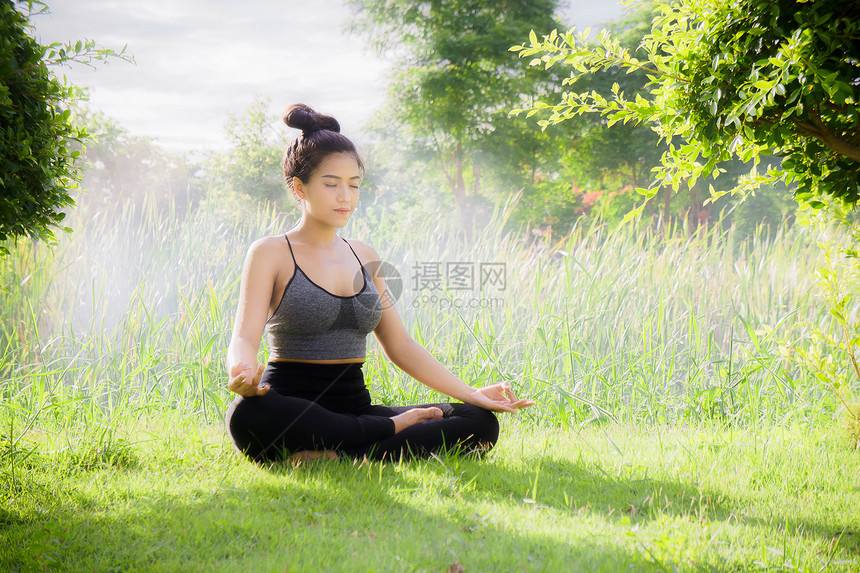 练习瑜伽的年轻女日常瑜伽有助于集中注意力呼吸塑造身体力量帮助皮肤变亮图片