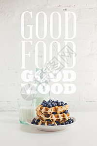 美味的早餐华夫饼配蓝莓和一杯牛奶图片