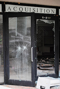 在废弃的商场中被玻璃碎和片砸碎图片