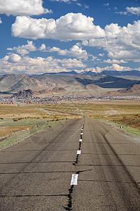 蒙古空旷的沥青路与蒙古镇巴彦奥尔吉高清图片
