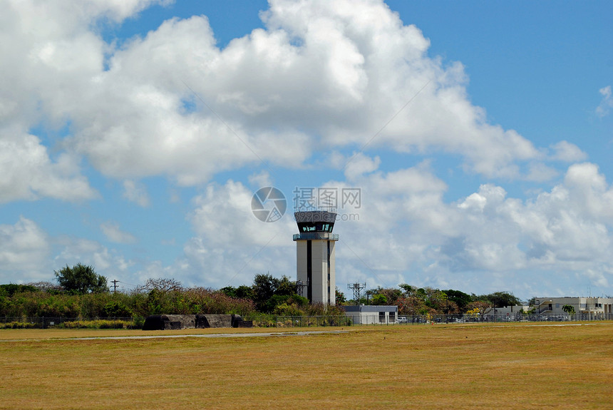 赛班国际机场的控制塔上面有巨大的白毛云在机图片