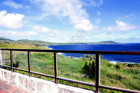 阳台上的栏杆可以俯瞰塞班岛老湾背景图片