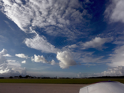 赛班国际机场上空的天空覆盖着棉白云图片
