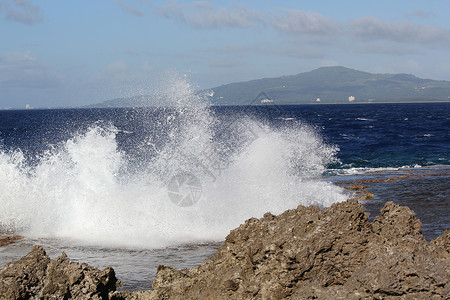 海浪冲向热带海滩尖锐珊瑚的喷射火山喷发图片