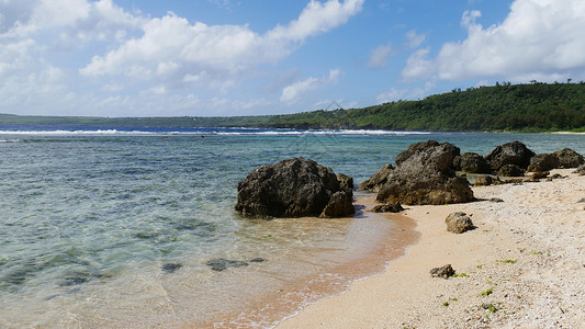 热带岛屿上的白色沙滩和湛蓝的海水图片