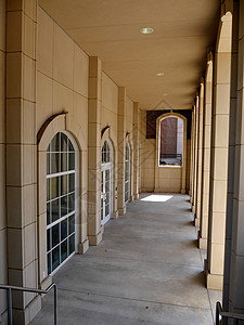 建筑物外走廊有柱子和玻璃图片