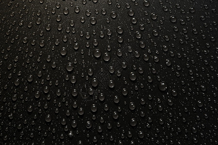 黑色背景上的水滴宏图片