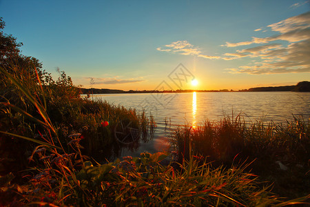 俄罗斯湖上美丽的秋日落图片