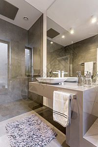 内设豪华浴室有宽敞的淋浴小图片