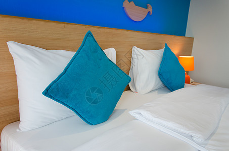 豪华卧室床上的蓝色靠垫图片