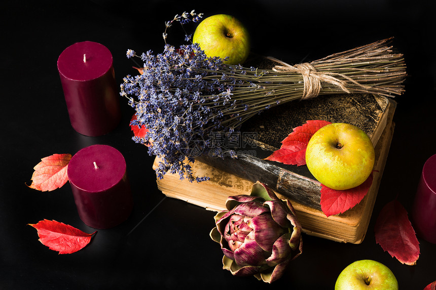 黑底本的暖化成份旧书蜡烛绿苹果干熏衣草阿提索克和红秋叶造就了舒图片