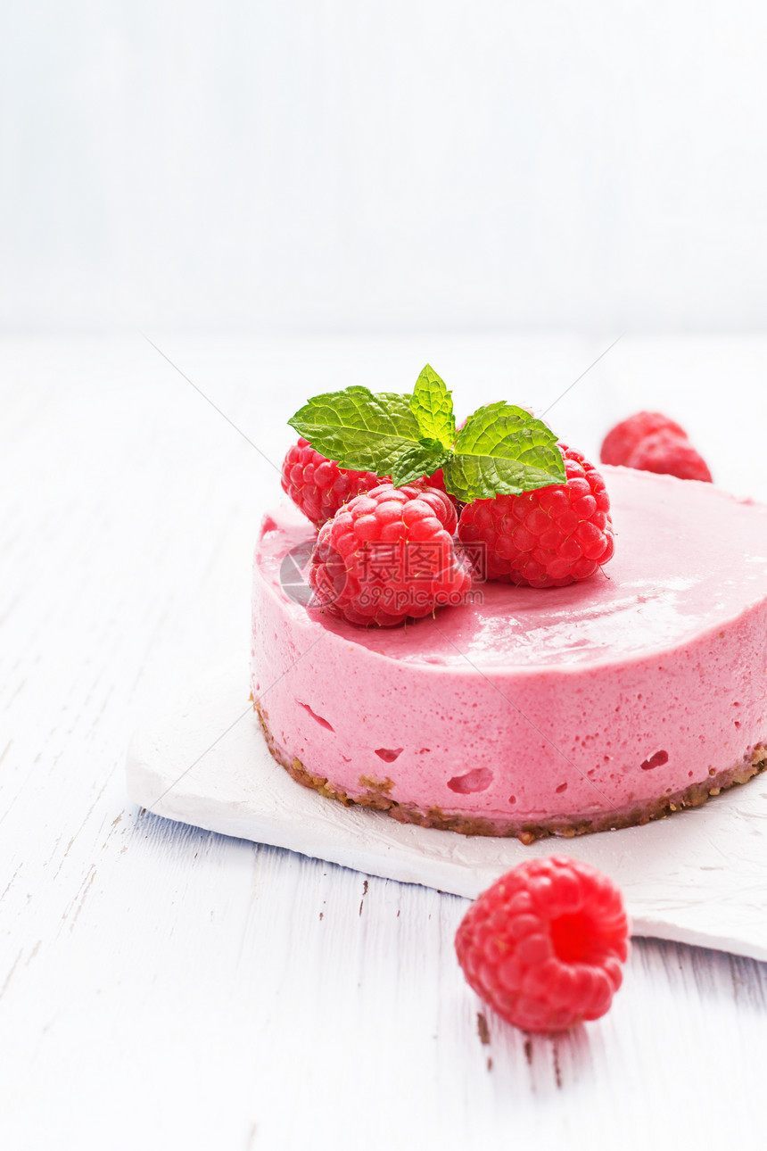 白木本底的草莓芝士蛋糕奶油蛋糕图片