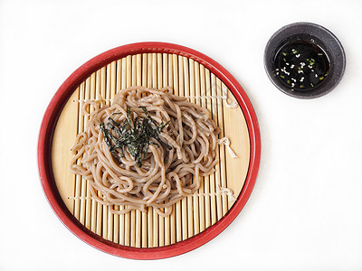 红碗中传统的日本食物面条白底隔离图片