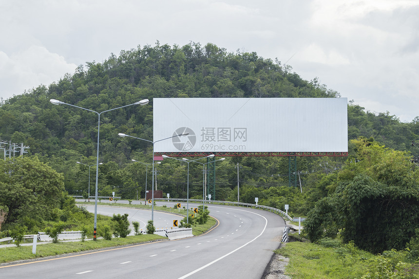 空白的广告牌标志通过空高速公路穿过图片