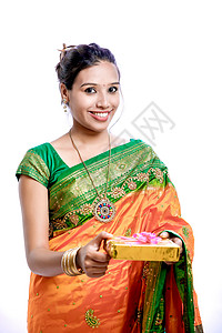 快乐的年轻美丽的印度女士在传统图片