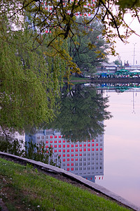 俄罗斯联邦加里宁格勒苏维埃众议院下池塘和苏维图片