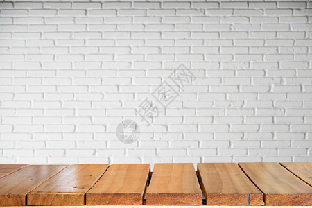 天然木制桌顶空和原白砖墙壁背景图片