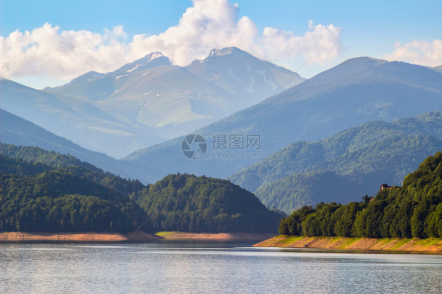 罗马尼亚喀尔巴阡山脉的奇特山丘湖Vidraru图片