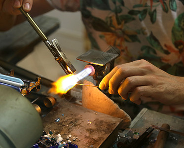 玻璃制造商在意大利的工匠实验室用高温火焰熔图片
