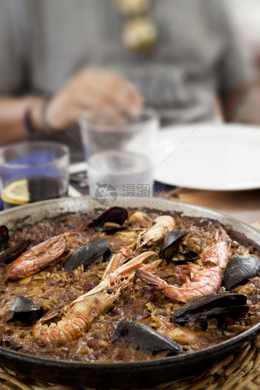 在午餐桌上摆典型的西班牙海鲜肉酱图片