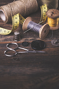 缝纫工具线针线轴和材料工作室照片图片