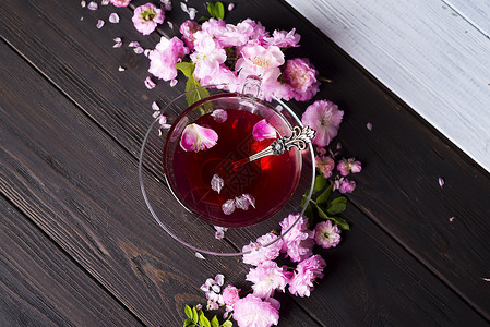 花框由粉红花和茶杯组成图片
