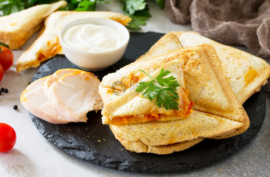 用鸡肉韩国胡萝卜奶酪和西红柿加烤双份三明治图片