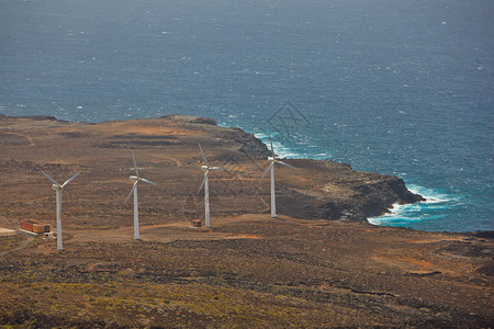 在大洋彼岸的风力涡轮机图片
