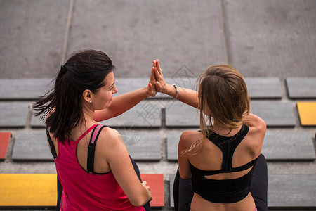 运动中的两个女朋友运动中的健身和运动健康生图片