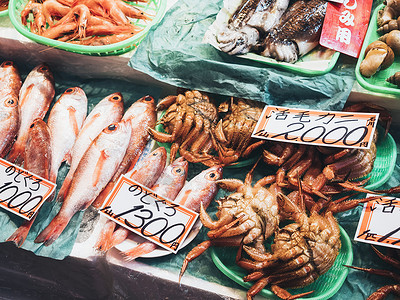 巨蟹在新鲜市场销售海产食品当地粮食市背景