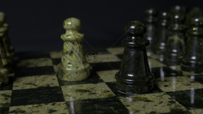 国际象棋游戏白兵击败黑兵选择焦点国际象棋子击败棋子黑色背景上棋子图片