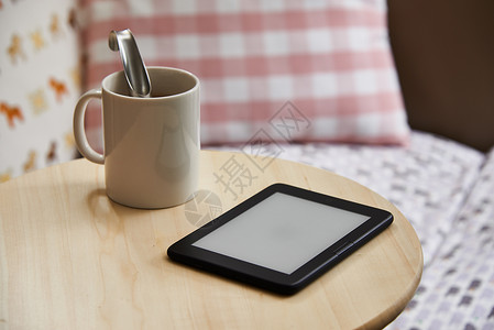 桌上有空白屏幕的电子书设备电子书设备是阅读电子图片