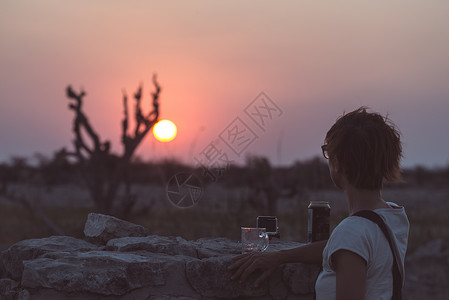 一个人在非洲纳米比亚的旅游目的地纳米布沙漠喝着酒图片