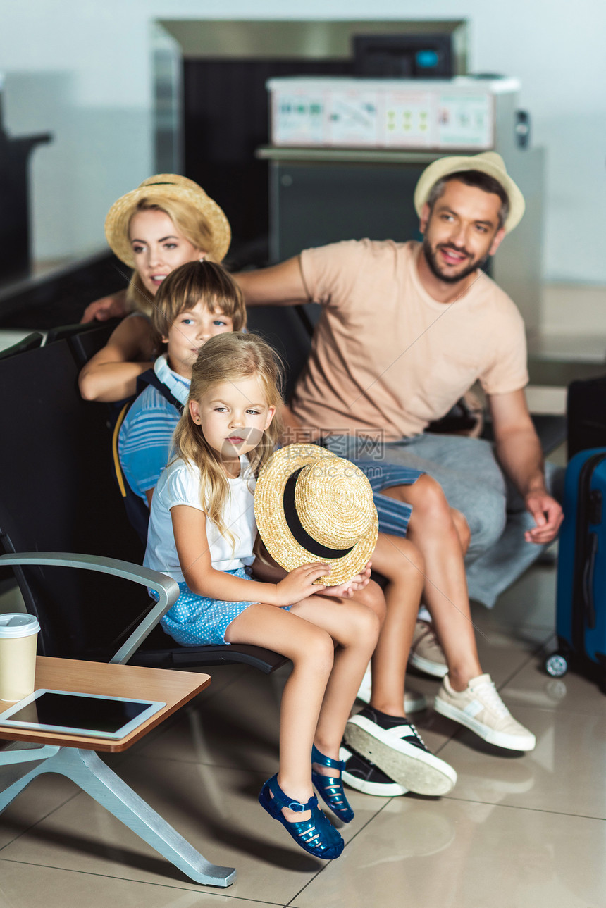 青年家庭在机场等候膳宿图片