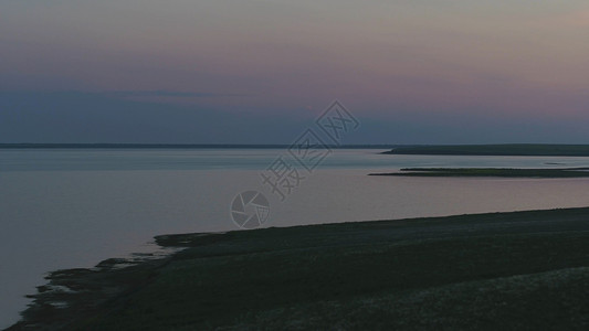 美丽的绿水湖和夏季风景日落的空中景象图片