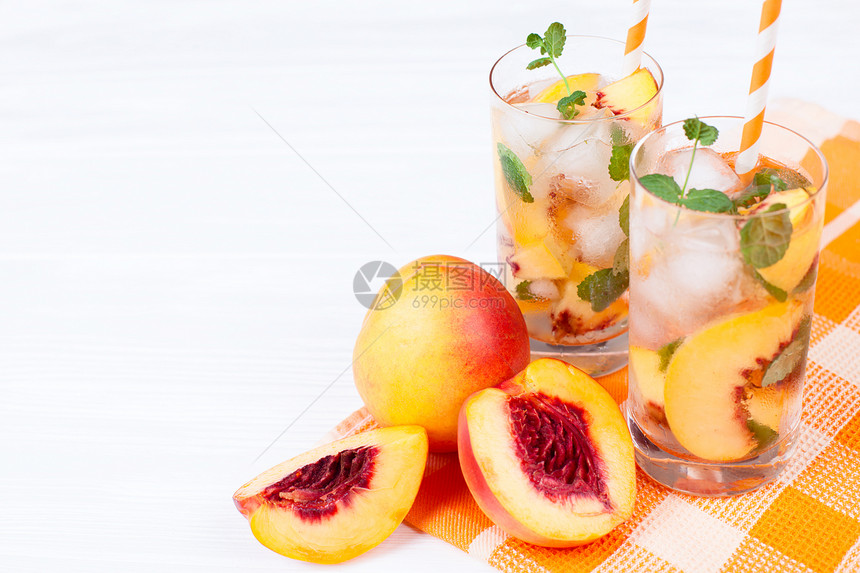 桃子柠檬水加冰和薄荷叶成熟的油桃自制柠檬水与成熟的白色和橙色两杯桃茶清爽的夏日饮品白色木制背图片