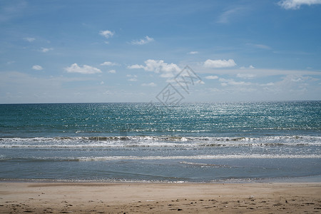 桑迪热带沙滩和海面太阳反射着美丽的图片